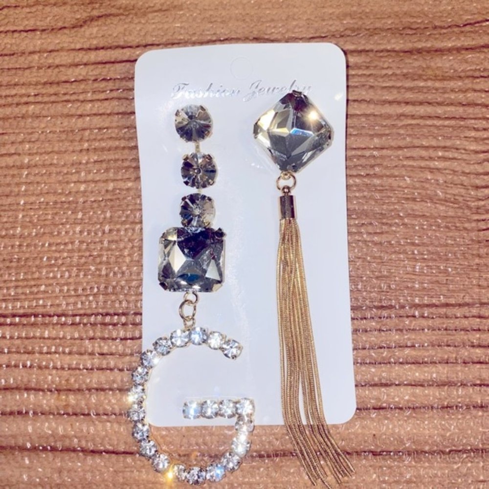 G-earrings with large sinning cabashones